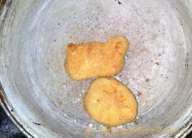 Запеченные роллы с наггетсами и чесночным соусом