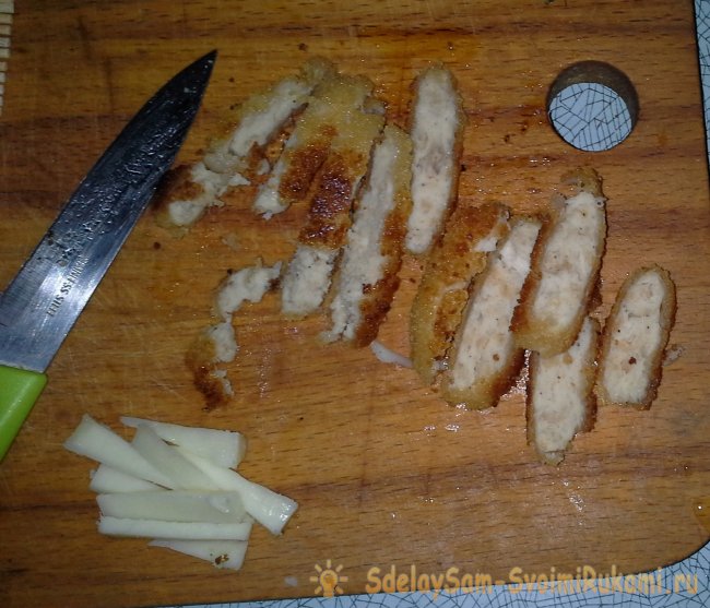 Запеченные роллы с наггетсами и чесночным соусом