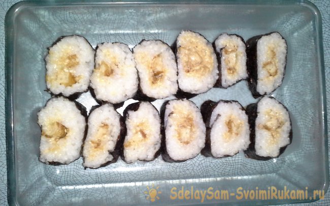 Запеченные роллы с наггетсами и чесночным соусом