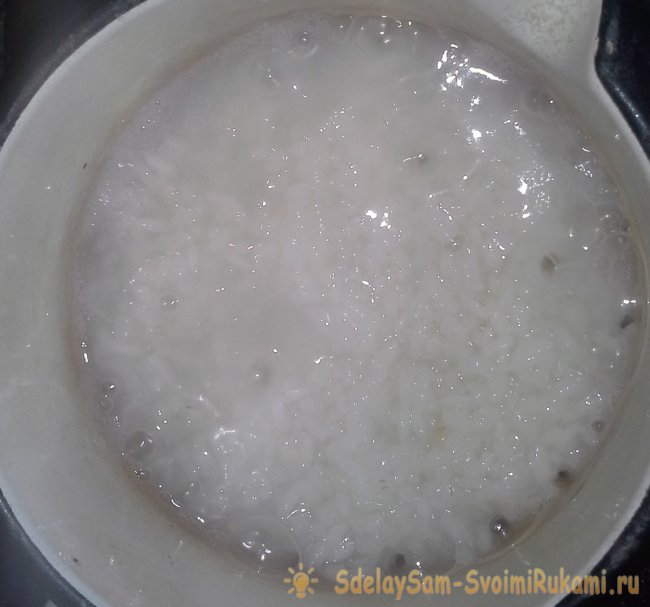 Запеченные роллы с наггетсами и чесночным соусом