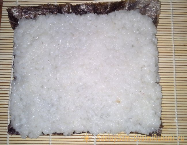 Запеченные роллы с наггетсами и чесночным соусом