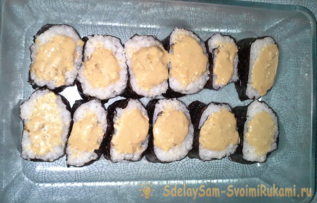 Запеченные роллы с наггетсами и чесночным соусом