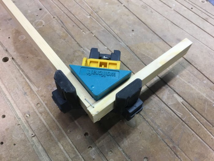 Потолочный светильник с узором