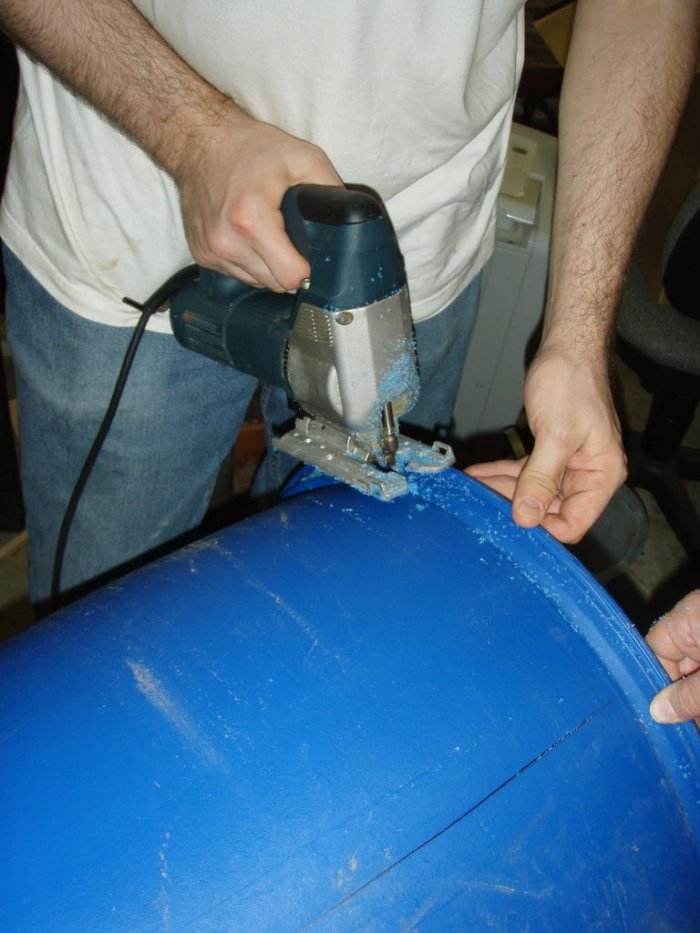 Стул для сада из пластиковой бочки