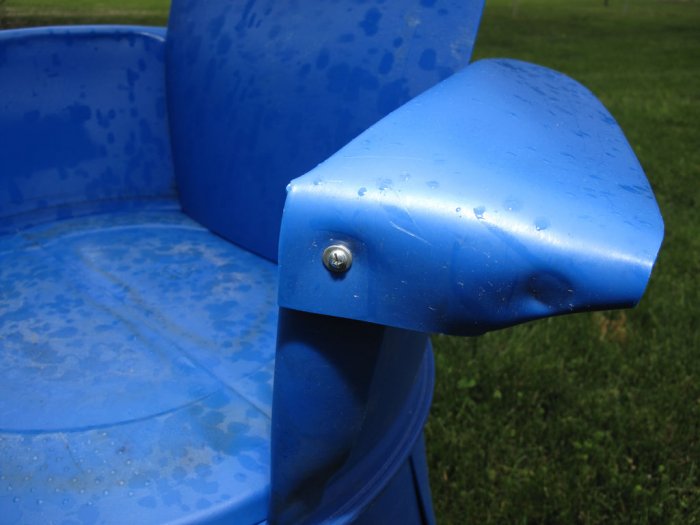 Стул для сада из пластиковой бочки