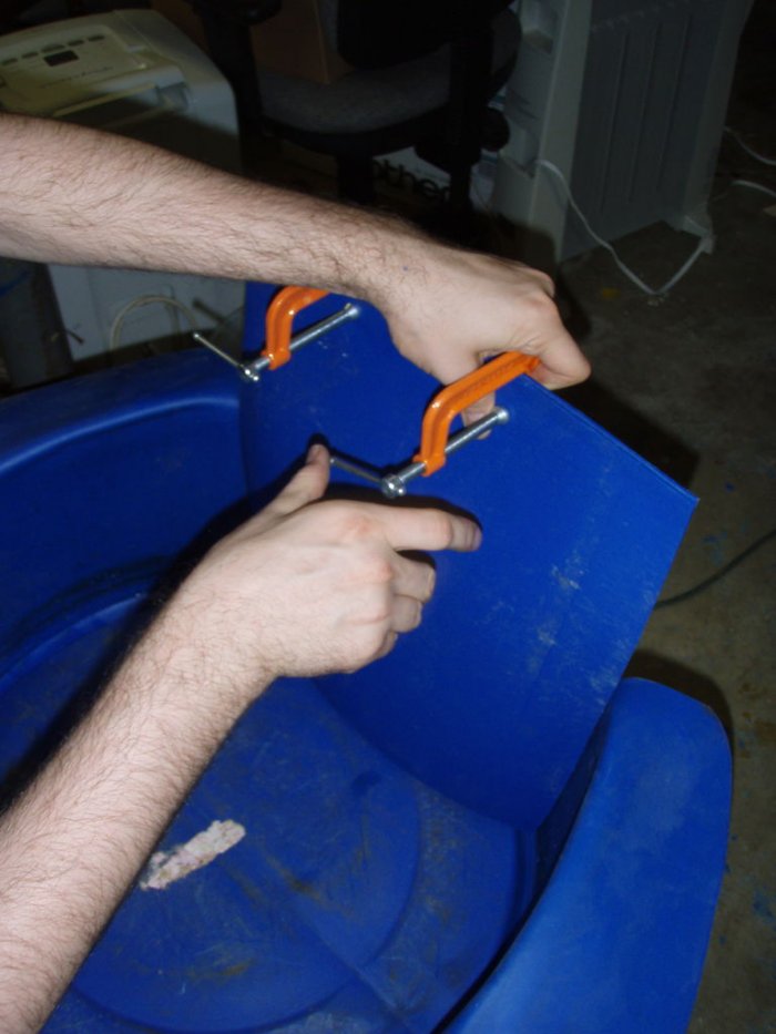 Стул для сада из пластиковой бочки