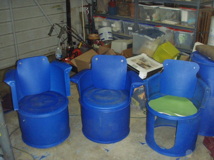 Стул для сада из пластиковой бочки