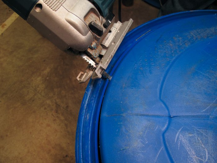 Стул для сада из пластиковой бочки