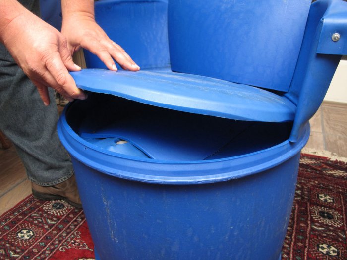 Стул для сада из пластиковой бочки