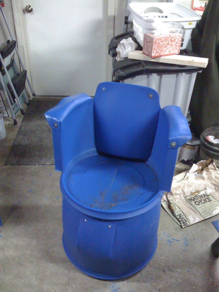 Стул для сада из пластиковой бочки