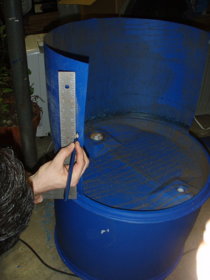 Стул для сада из пластиковой бочки