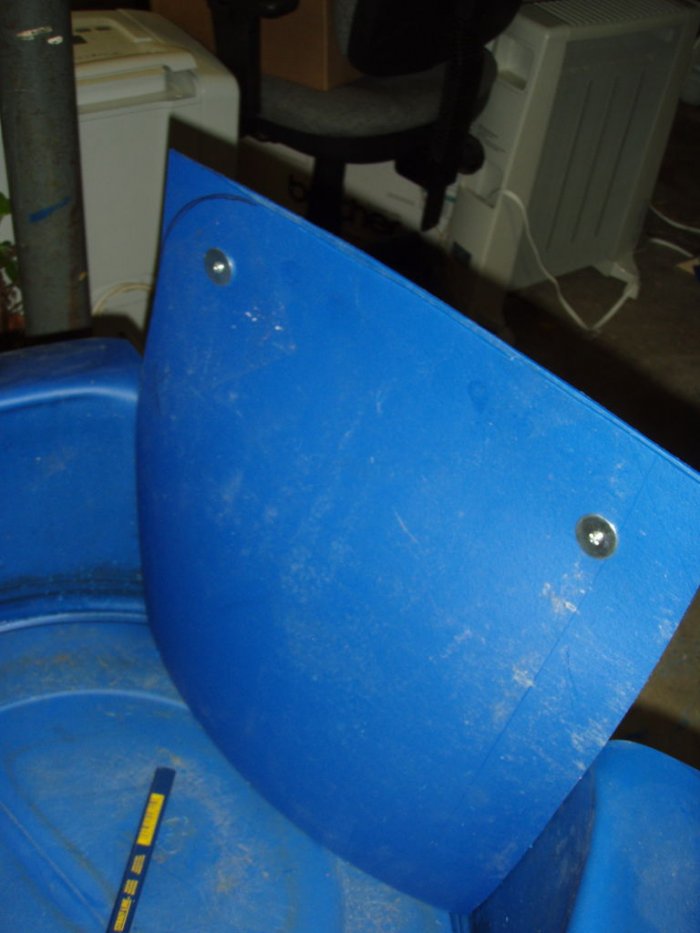 Стул для сада из пластиковой бочки