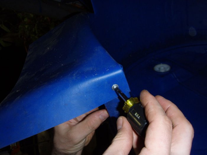 Стул для сада из пластиковой бочки