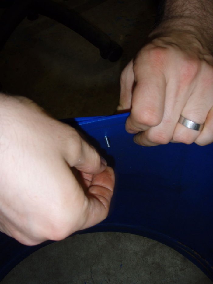 Стул для сада из пластиковой бочки