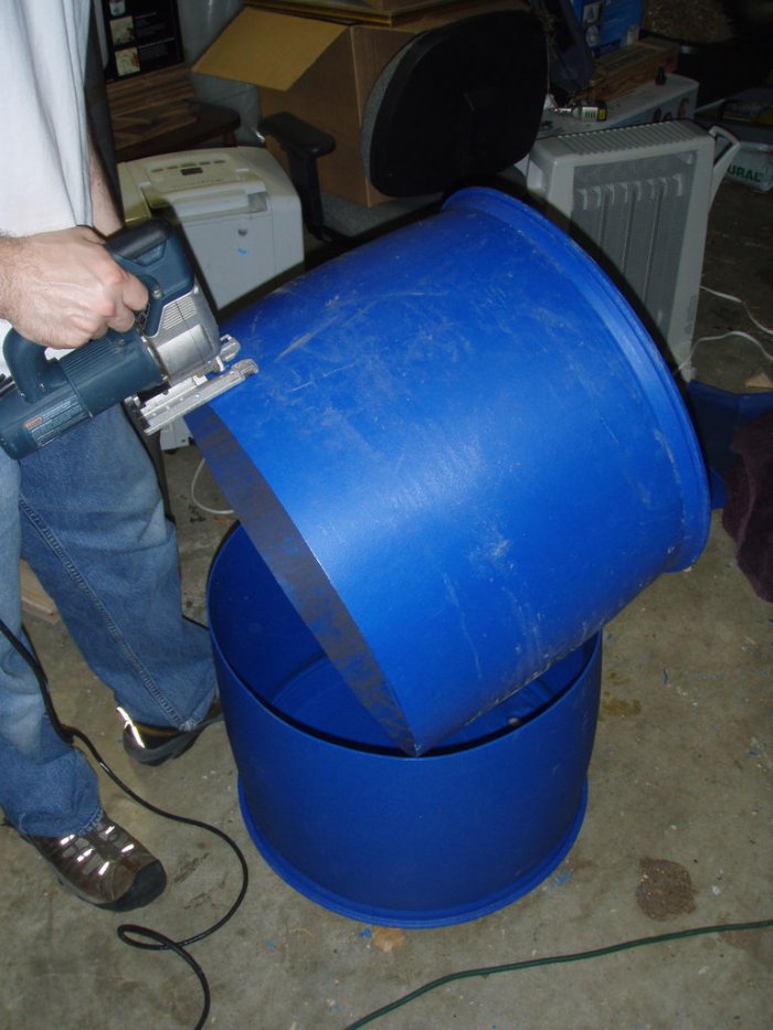 Стул для сада из пластиковой бочки