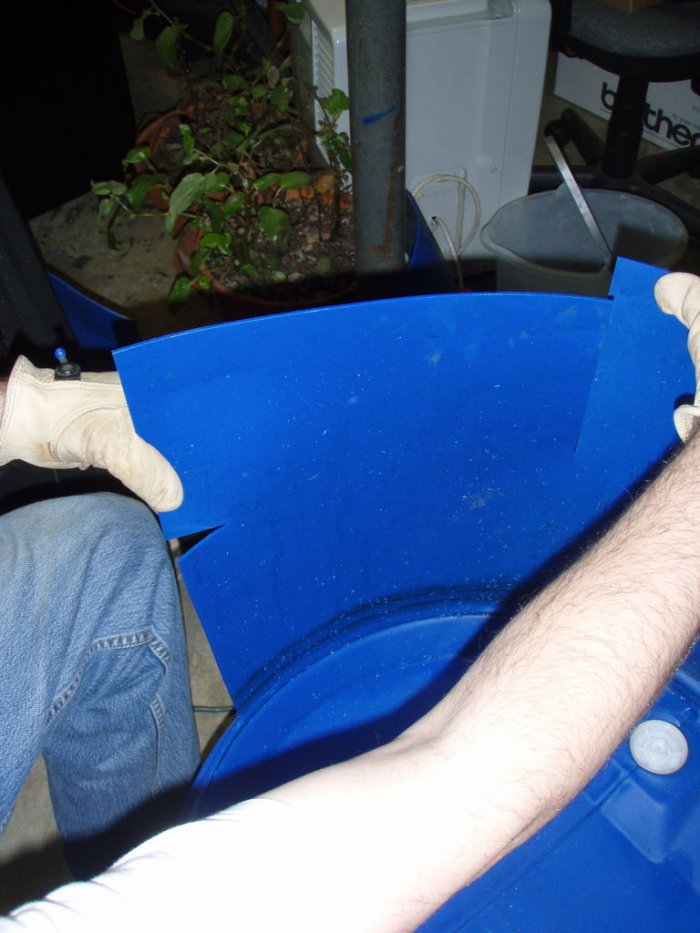 Стул для сада из пластиковой бочки