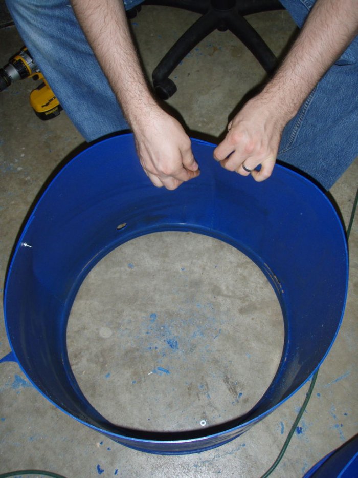 Стул для сада из пластиковой бочки