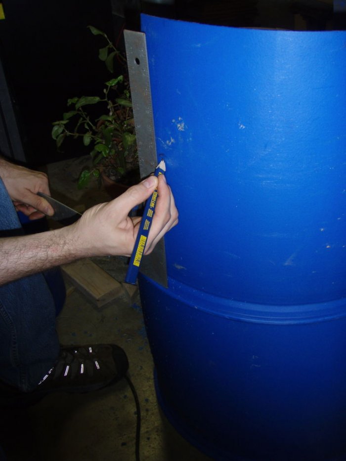 Стул для сада из пластиковой бочки