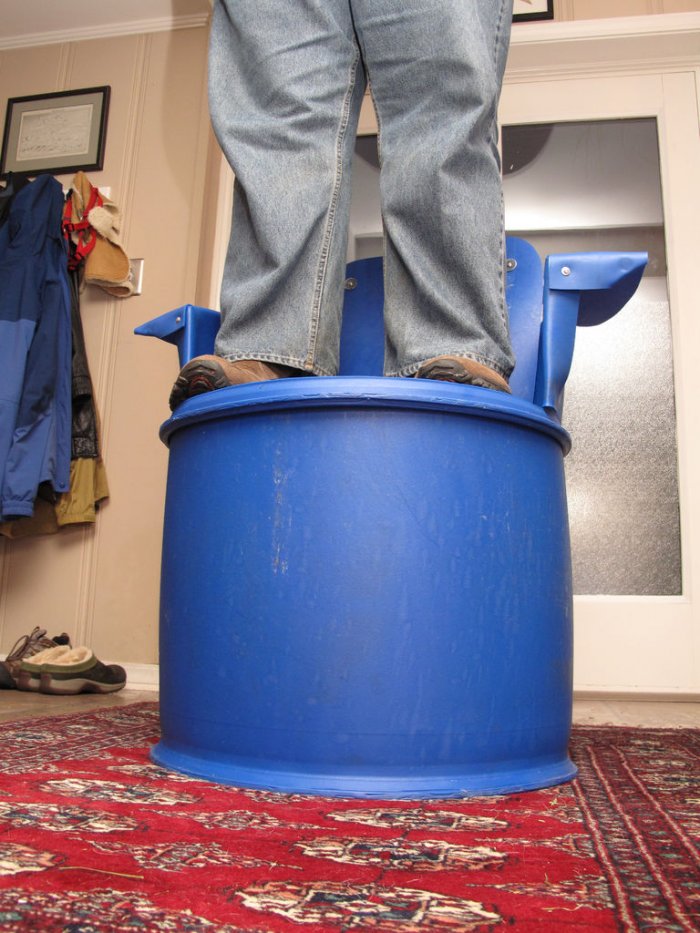 Стул для сада из пластиковой бочки