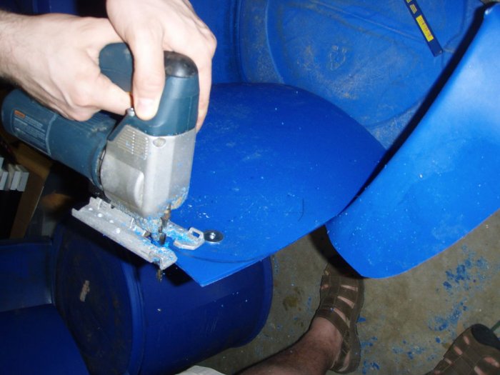 Стул для сада из пластиковой бочки