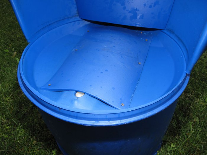 Стул для сада из пластиковой бочки