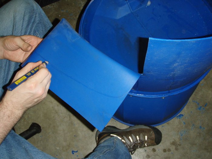 Стул для сада из пластиковой бочки