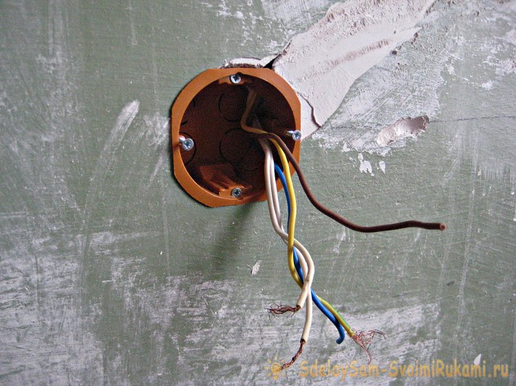 Как самостоятельно установить розетку