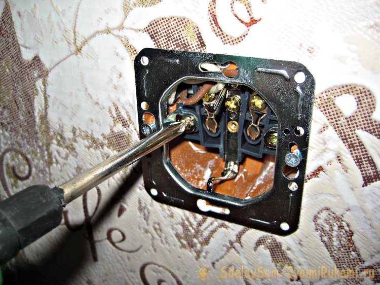 Как самостоятельно установить розетку