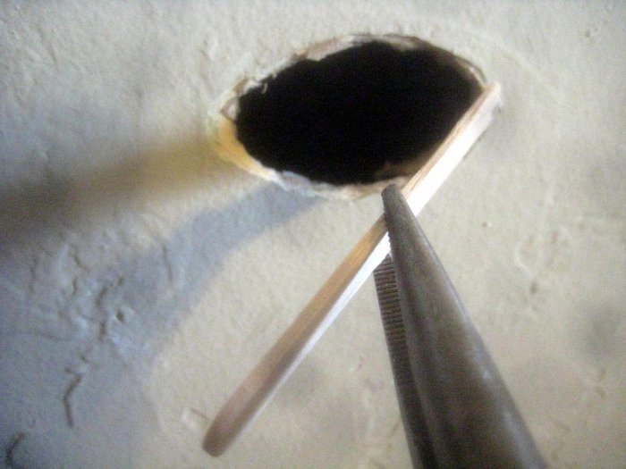 Как заделать небольшую дыру в гипсокартоне