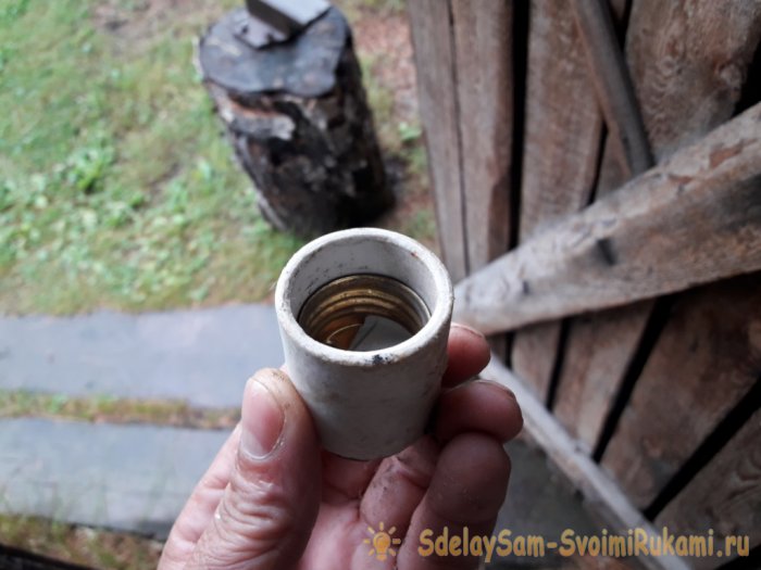 Как выкрутить из патрона цоколь разбитой лампы