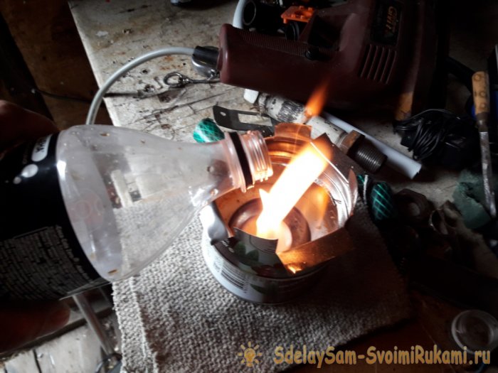 Как выкрутить из патрона цоколь разбитой лампы