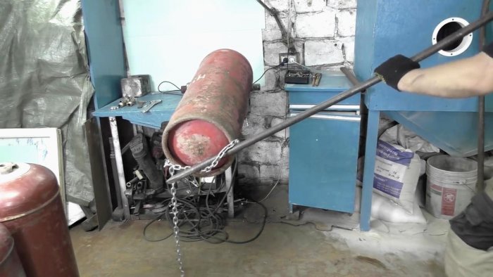 Отопительная батарея на дровах из газовых баллонов