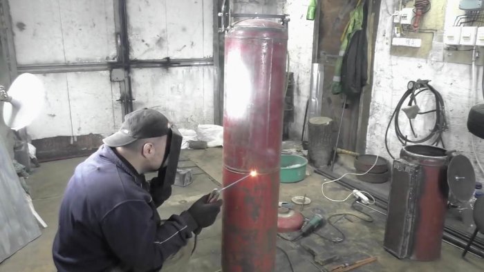 Отопительная батарея на дровах из газовых баллонов