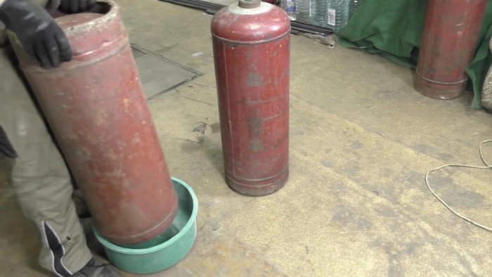 Отопительная батарея на дровах из газовых баллонов
