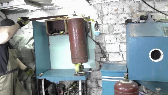 Отопительная батарея на дровах из газовых баллонов