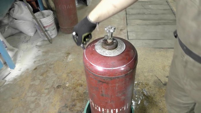 Отопительная батарея на дровах из газовых баллонов