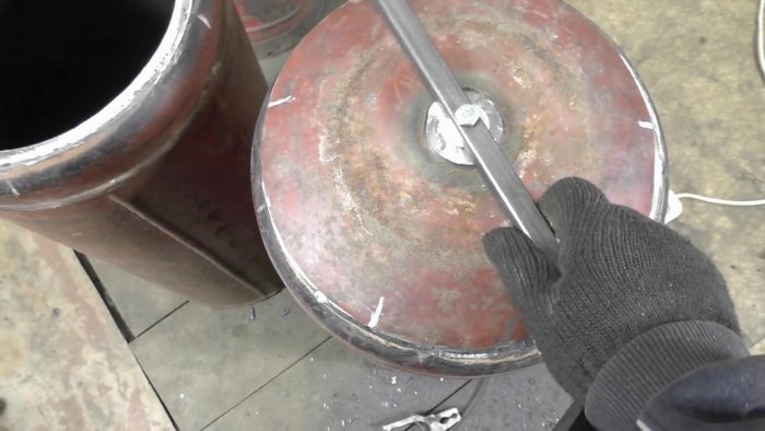 Отопительная батарея на дровах из газовых баллонов