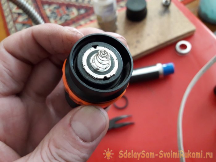 Модификация карманного фонарика с аккумуляторов ААА на аккумулятор 18650