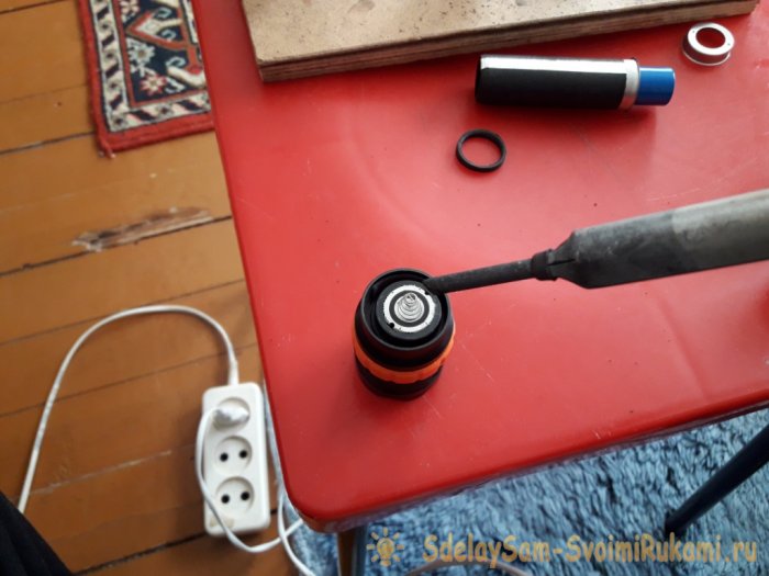 Модификация карманного фонарика с аккумуляторов ААА на аккумулятор 18650