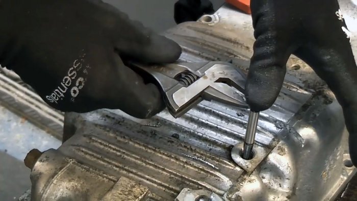 Как извлечь сломанный болт или шпильку из глубокого отверстия