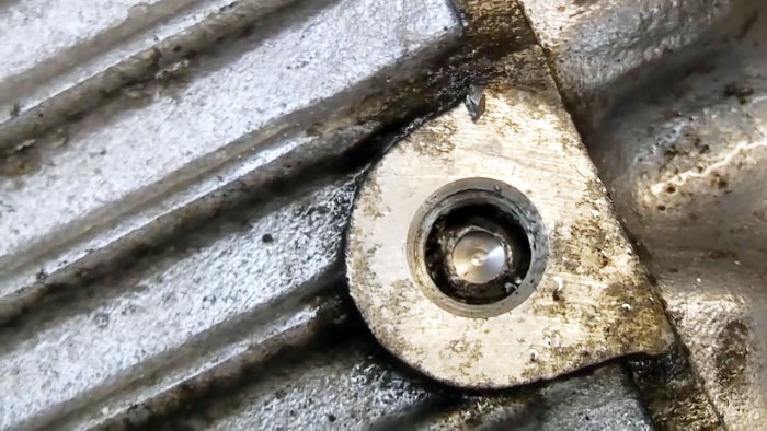 Как извлечь сломанный болт или шпильку из глубокого отверстия