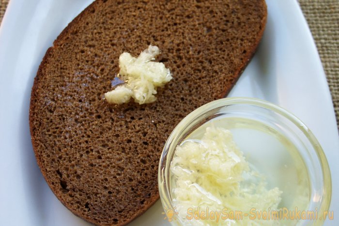 Чесночные сухарики в духовке