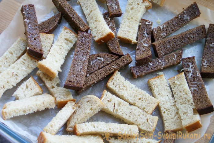 Чесночные сухарики в духовке