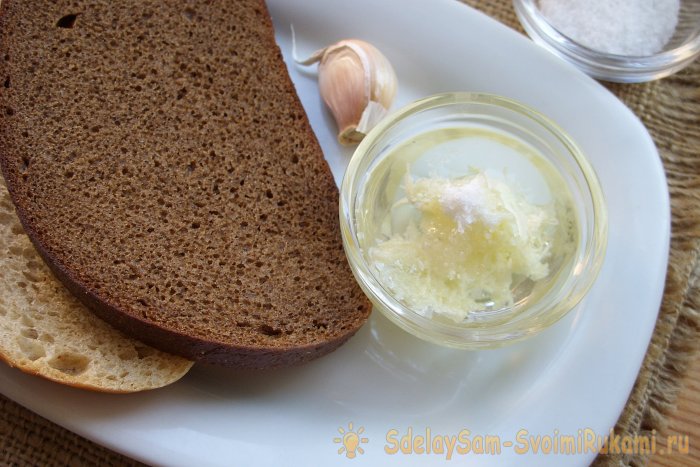 Чесночные сухарики в духовке