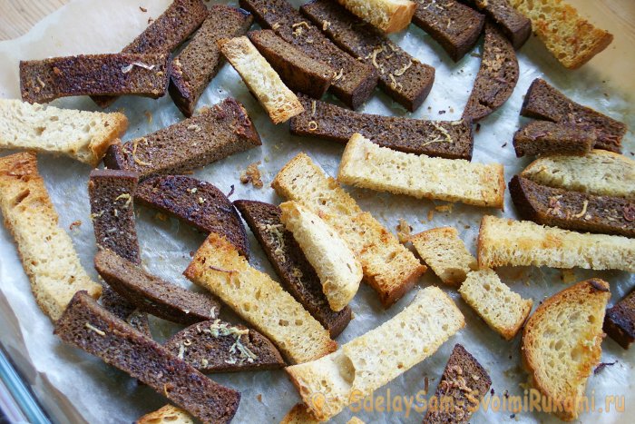 Чесночные сухарики в духовке