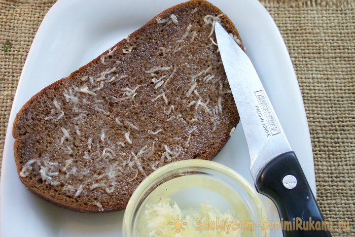 Чесночные сухарики в духовке