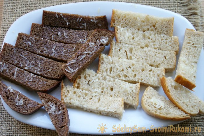 Чесночные сухарики в духовке