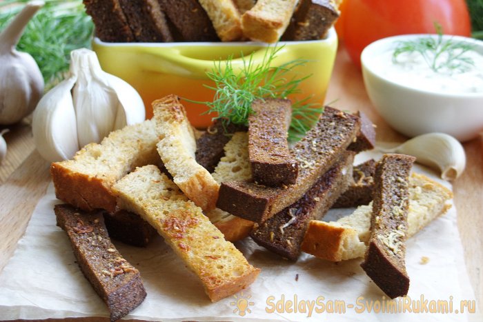 Чесночные сухарики в духовке