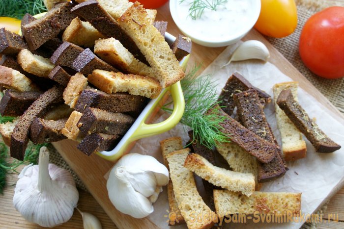 Чесночные сухарики в духовке