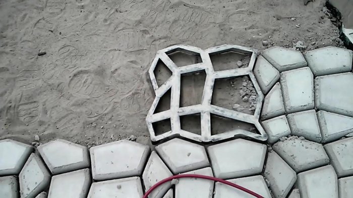 Мощение террасы самодельной бетонной плиткой своими руками